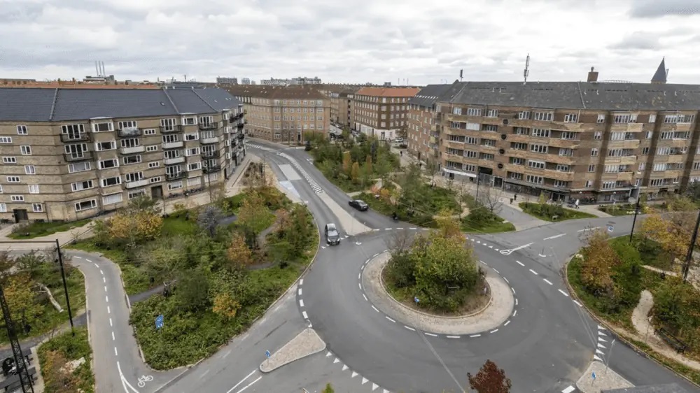 Photo of Sankt Kjelds Square roundabout from a higher angle. Houses and greenery.