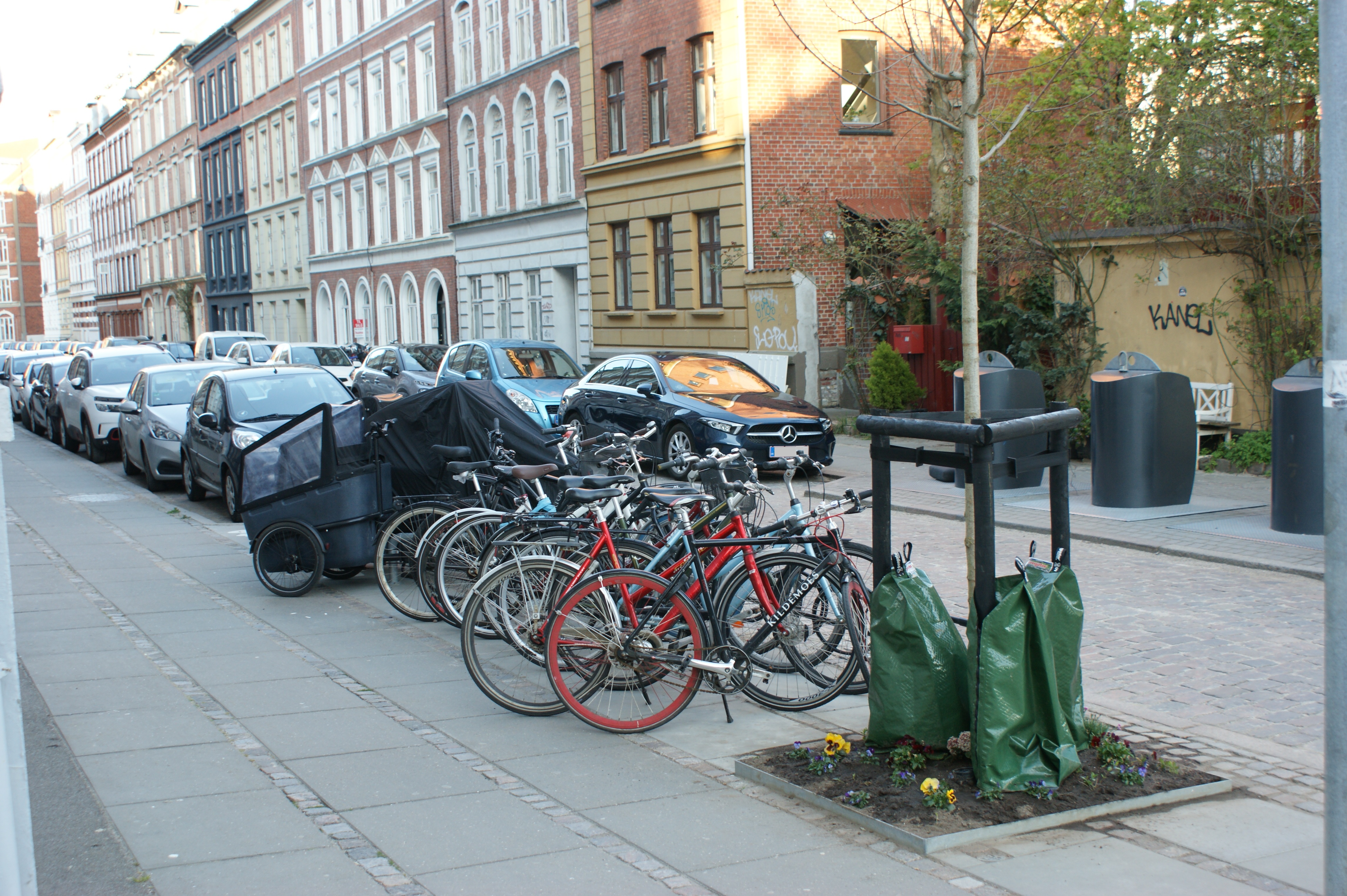 Aarhus Mobility Spot. Bicyckle rack with a tree.