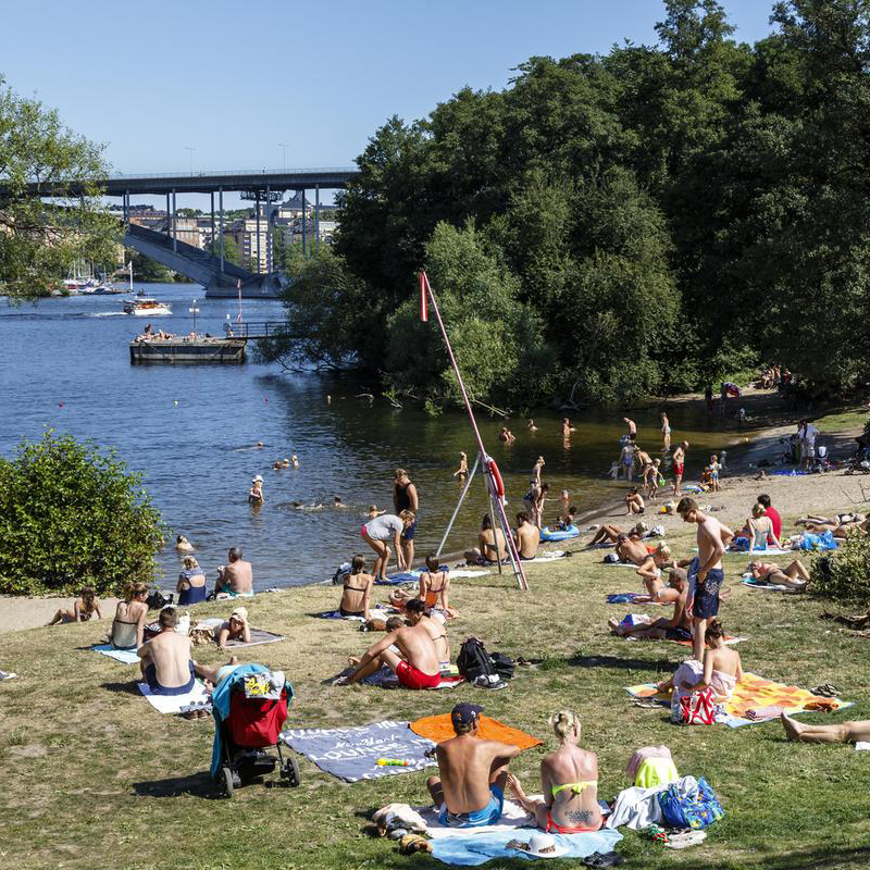 mennesker-ved-stranden-1200px kopier.jpg