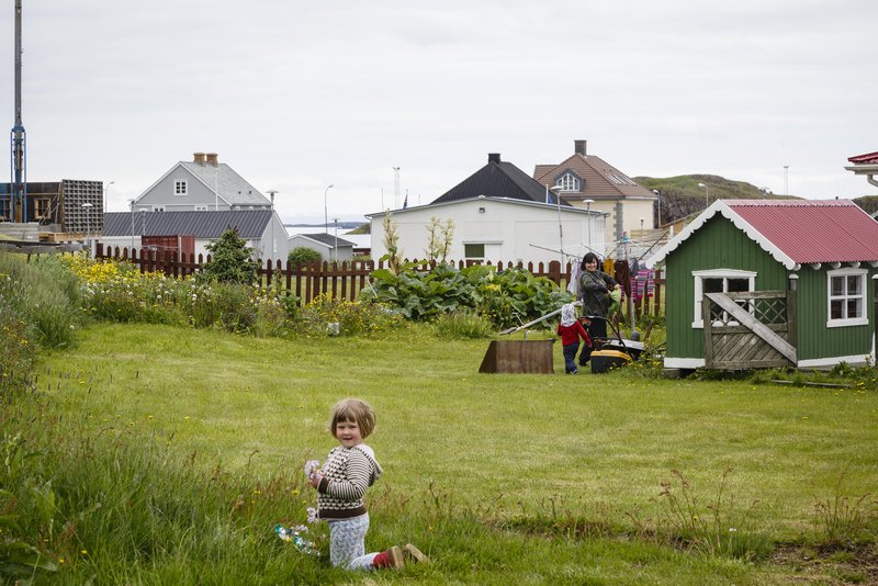 Mor med barn på Island