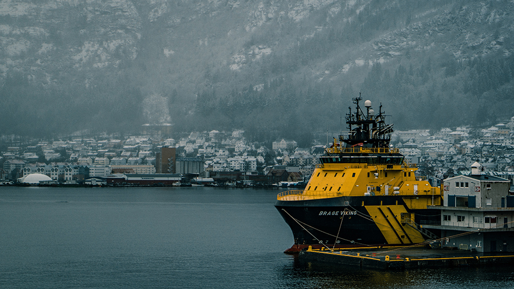 Gul færge i havnen i Bergen