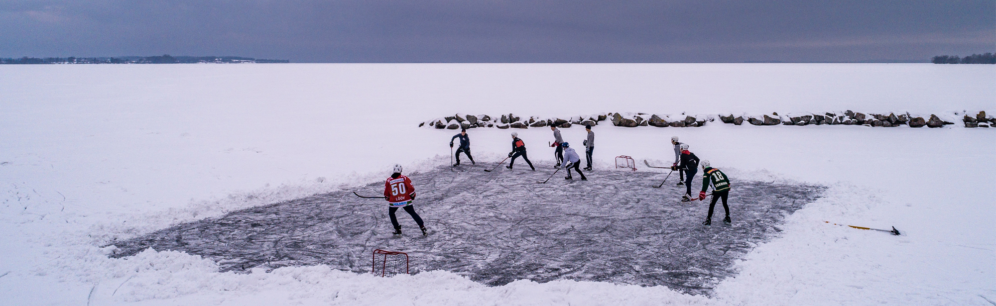 Icehockeyplayers on sea