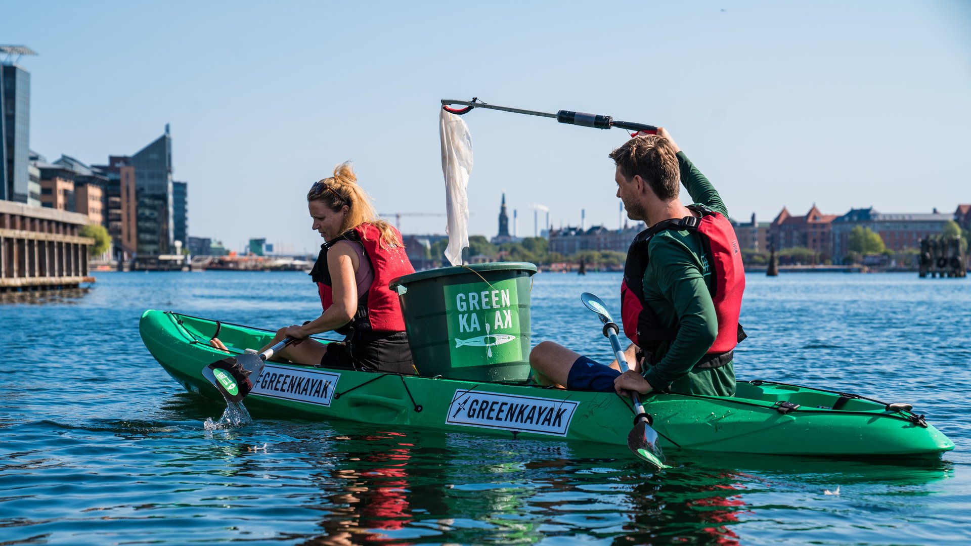 Personer i en grøn kajak i Københavns havn