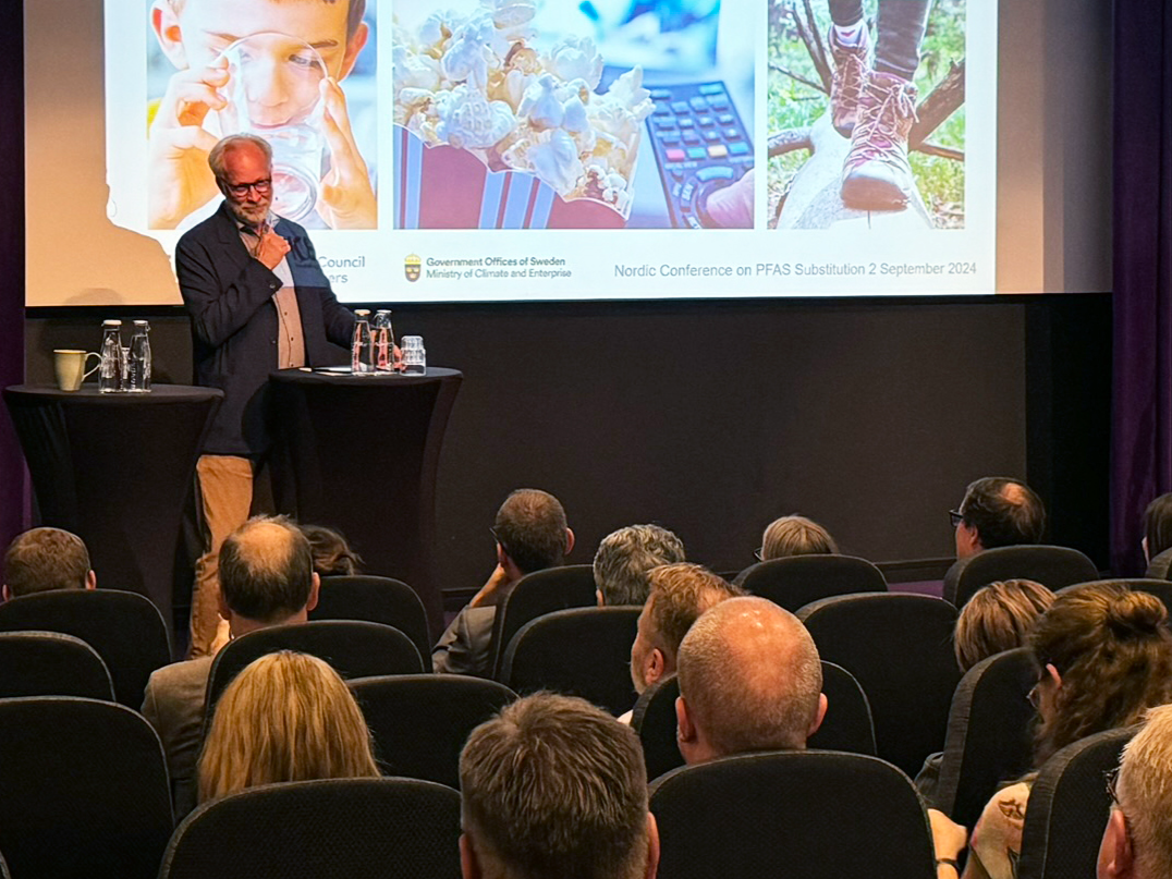 677bc71833f3f_moderator erik mattsson och publik-sid8.jpg